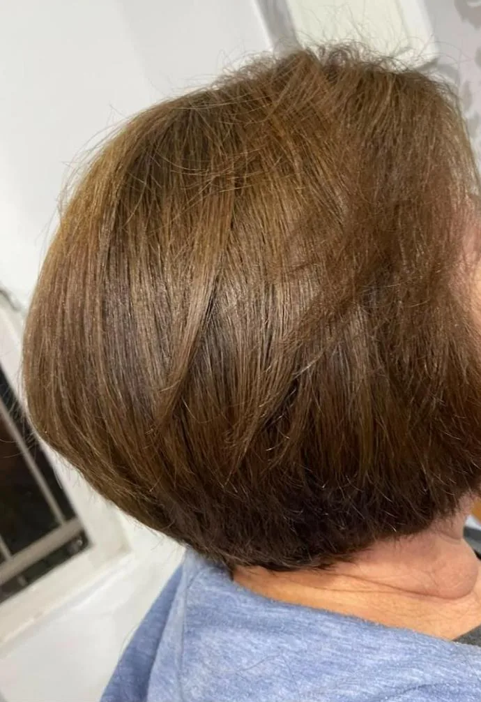 Corte chanel castanho, visto de lado e de trás