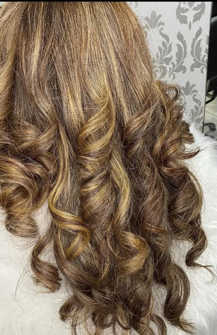 Cabelo longo com luzes e cachos largos, visto de costas